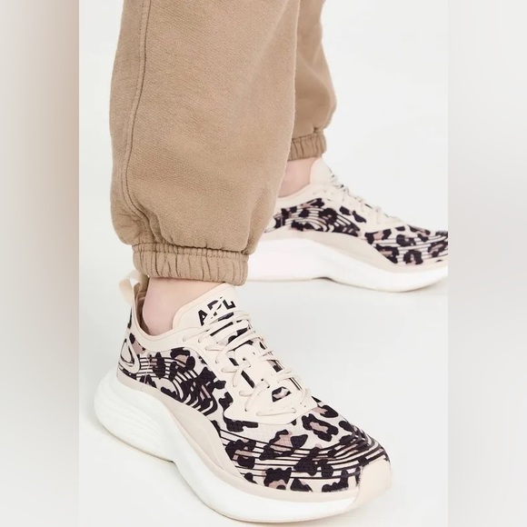 APL NWT SIZE 7 Womens Rare Leopard Streamlines New Without Box - Picture 2 of 3